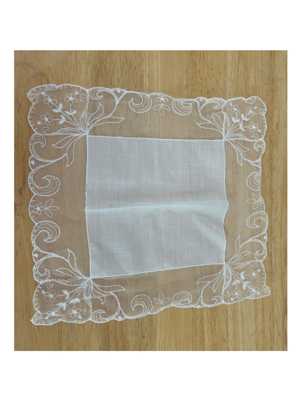 Vintage White Lace Embroidered Handkerchief Floral Scalloped Edge Hanky